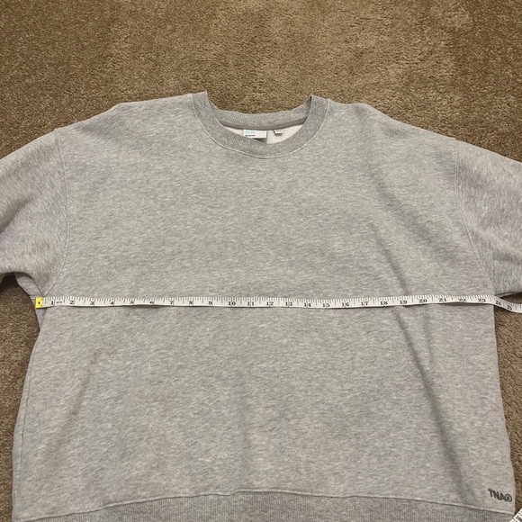 Aritzia TNA Cozy Fleece Perfect Fit Heather Gray Chrome Crewneck Sweatshirt XL - Picture 8 of 9